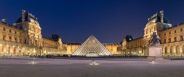 Louvre Müzesi Piramit